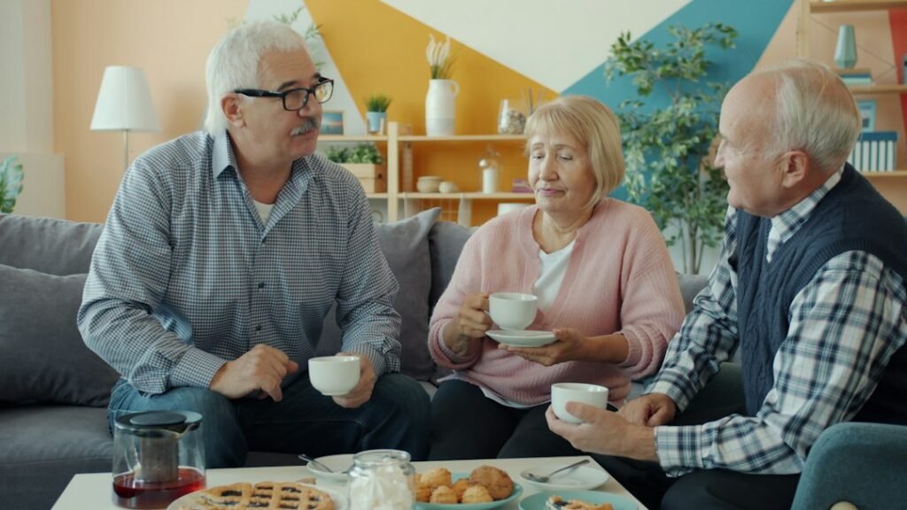 Personas mayores conversando y compartiendo un momento en un entorno residencial