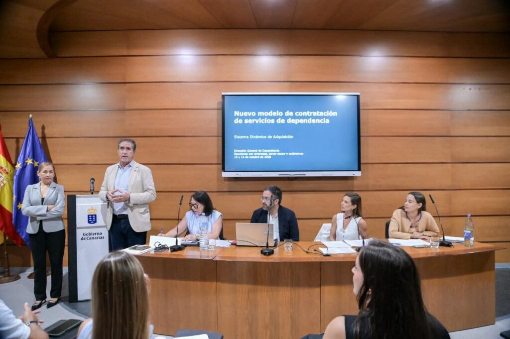 Francisco Candil en la presentación del nuevo sistema de contratación de servicios de dependencia en Tenerife, el 14 de octubre de 2026.